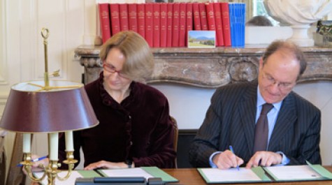Anne-Marie Descôtes, directrice de l'AEFE, et François Perret, directeur du CIEP, signant la convention qui définit le partenariat des deux opérateurs publics. © AEFE