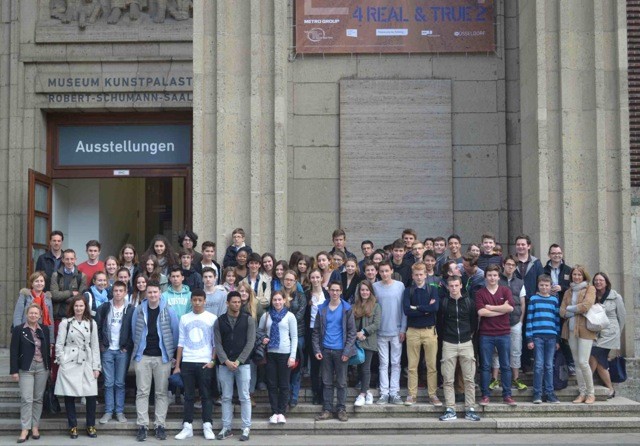 Photo de groupe devant le Musée KunstPalast de Düsseldorf © Lycée français de Düsseldorf