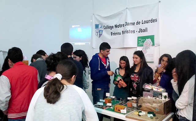 Les élèves du Collège Notre-Dame de Lourdes ont expliqué à quoi ressemble un quartier écologique. © AEFE 
