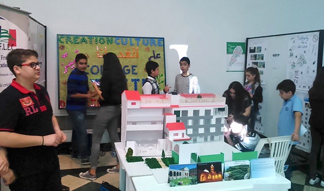 Des élèves d’Elite Beyrouth présentent les différentes actions mises en place dans leur établissement pour en faire une école « ou-verte ». © AEFE 