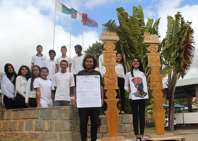 Les élèves devant des « arbres du voyageur », un symbole pour ces 4000 tirailleurs malgaches morts loin de leur terre natale © Lycée français de Tananarive 