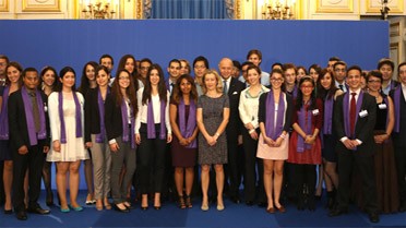 Laurent Fabius et Hélène Conway-Mouret avec des étudiants de 5e année de bourse